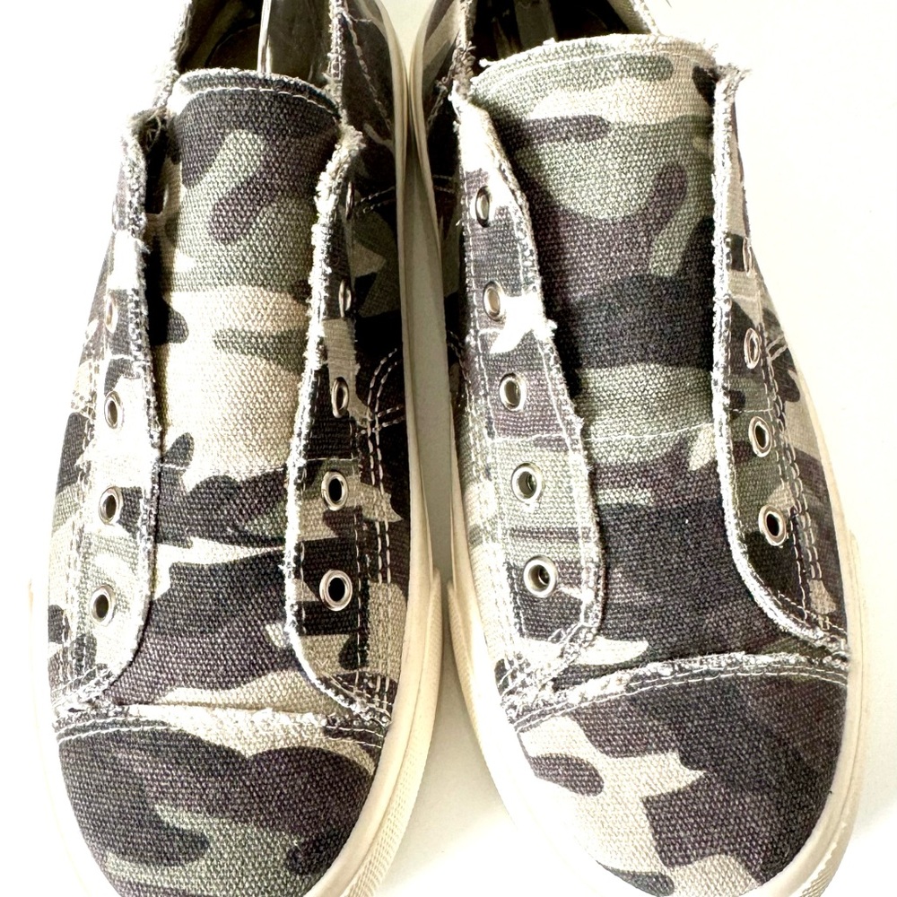 Green and Black Slip-On Sneakers with Elastic Panels